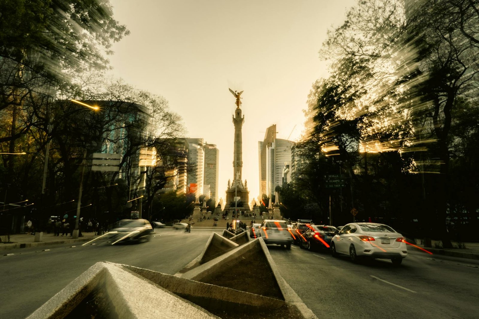 Vibrant cityscape of Angel of Independence in Mexico City with motion blur effects at dusk.