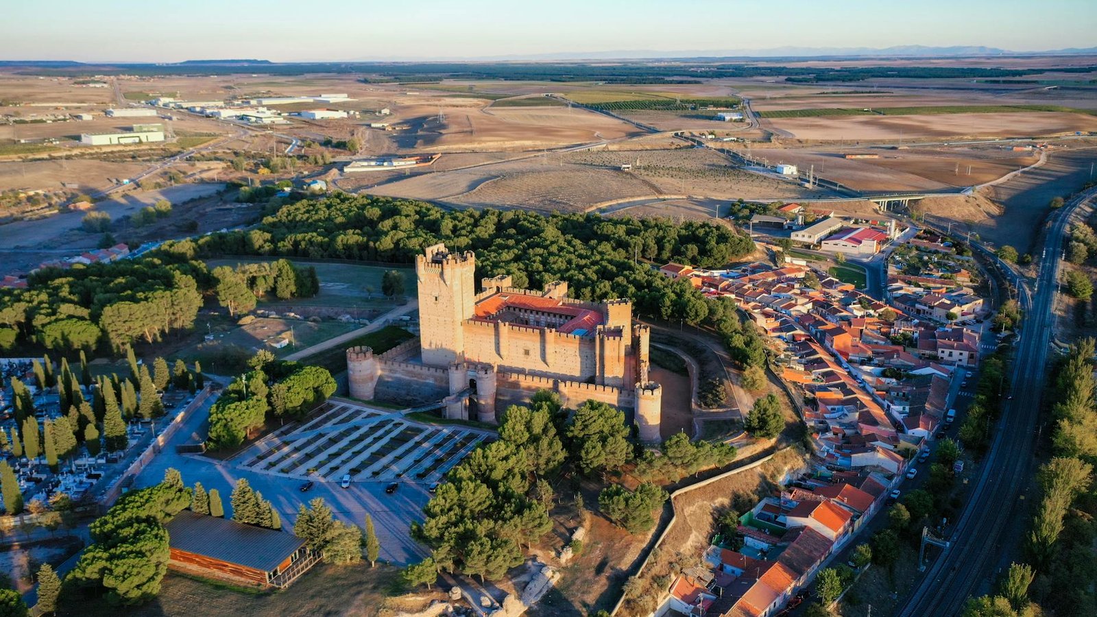 Scenic aerial photo of Castillo de la Mota in Medina del Campo, showcasing the historic architecture and surrounding landscape.