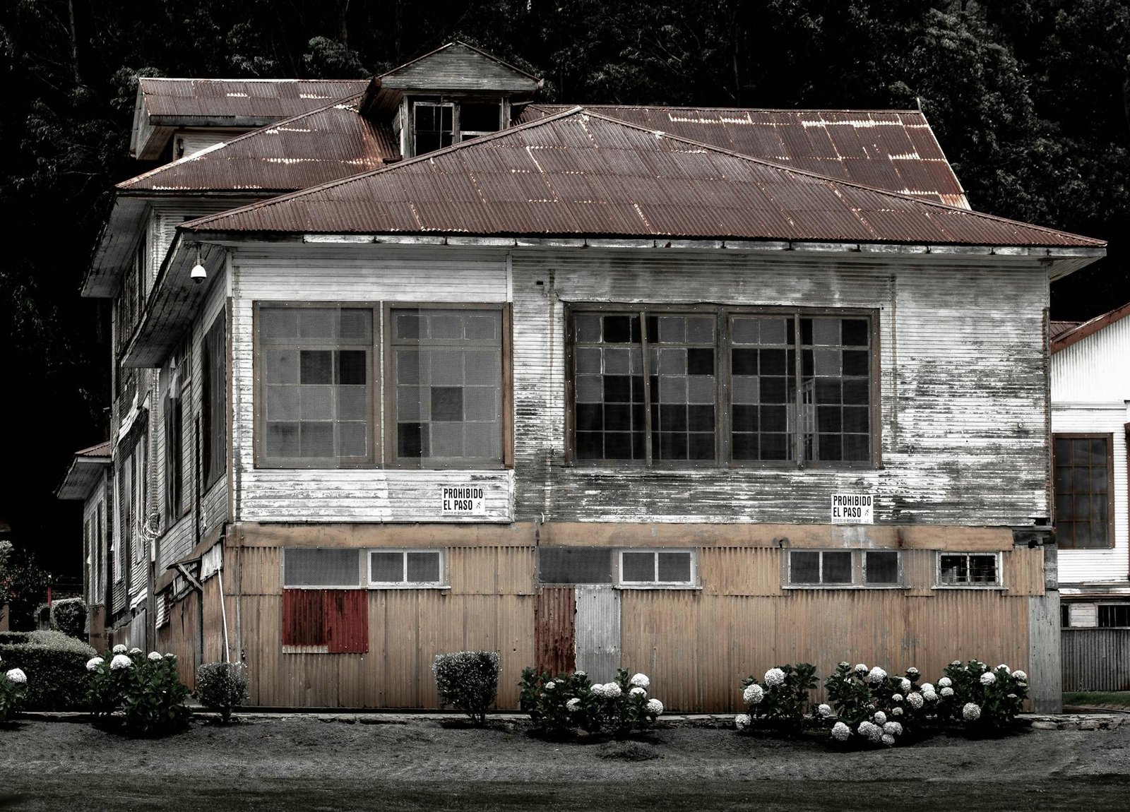 An old, rustic building with corrugated metal roof, showcasing urban decay in Cartago, Costa Rica.