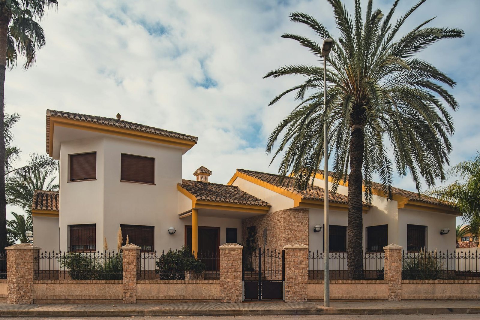 Charming Spanish villa in San Javier with palm trees and Mediterranean architecture.