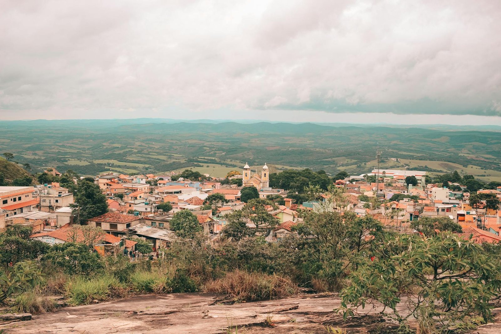Panoramic view of São Tomé das Letras with lush landscape and historical architecture.