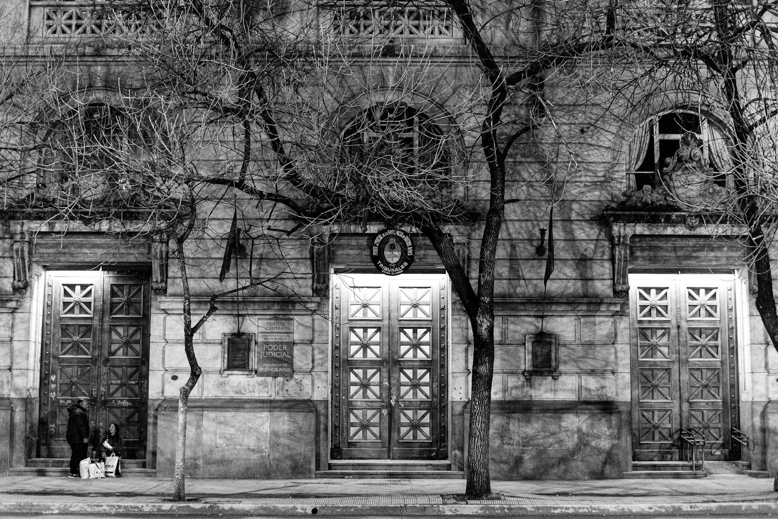 Black and white photo of a historic building at night in Bahía Blanca, Argentina.
